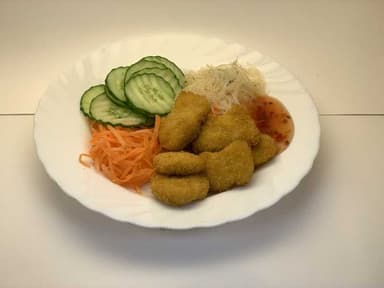 Nuggets med stekta nudlar, sweet chilisås och måltidstillbehör