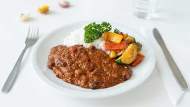2. Chili sin carne med ris, rostad zucchini och paprika, yoghurt*