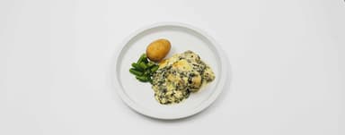 Fiskgratäng med spenat, potatis, haricot verts. Hallon- och blåbärsmousse