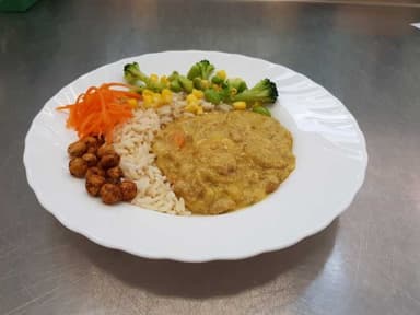 Fläskköttsgryta med grönsaker och kokt ris samt måltidstillbehör