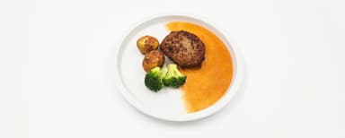 Dijonfärsbiff, rödlökssky, ugnsstekt potatis, broccoli, Bärkräm
