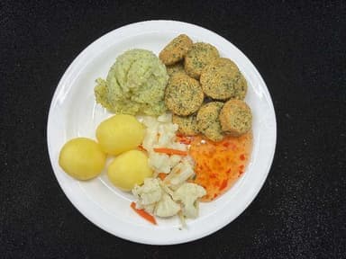 Falafel með kartöflumús, baunasalati og blómkáli. Sveppasúpa. 