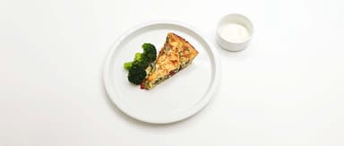 Grönsakspaj med paprika, zucchini, timjan och basilika, kall vitlökssås, broccoli. Aprikossmoothie