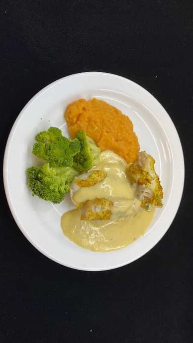 Bakaður fiskur á cous cous í rjómasósu með sætkartöflumús og brokkólí. Sveskjugrautur og rjómabland.