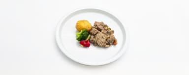 Fläskköttsgryta med champinjoner och dragon, potatis, brytbönor. Fruktsallad, vispgrädde