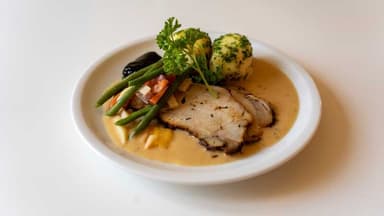 9. Helstekt kotlett med dragonsås, persiljesvängd potatis, haricots verts och vinbärsgelé*