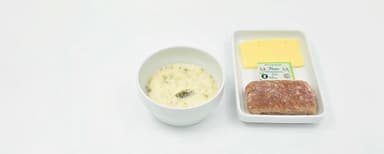 Potatis- och broccolisoppa, bröd, margarin, ost, Mangosmoothie