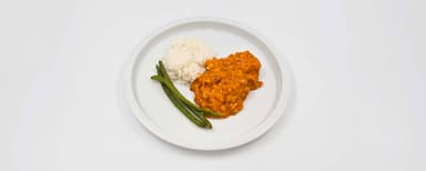 Kenyansk kokoskyckling, jasminris, haricots verts. Nyponsoppa, vispad grädde