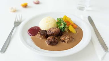 8. Köttbullar med gräddsås, potatismos, rotfrukter och lingonsylt*