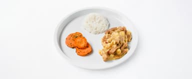 Korvgryta med äpple och curry, jasminris, morötter med persilja. Nyponsoppa med grädde