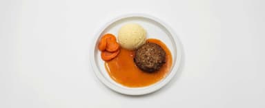 Dijonfärsbiff, timjansky, potatismos, morötter. Rabarberpaj med kardemumma, vaniljsås