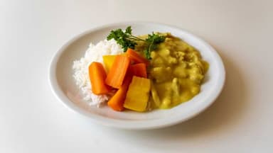 5. Kycklinggryta med currysås, basmatiris och ångade morötter 