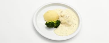 Fiskgratäng med citron och dill, potatismos, broccoli. Bärkräm