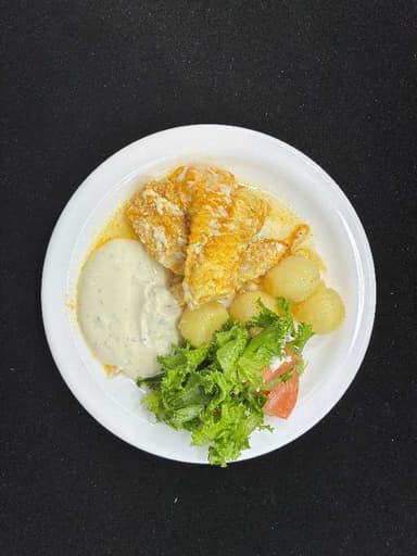 Ofnbakaður fiskur með hvítlaukskartöflum, piparsósu go salati dagsins