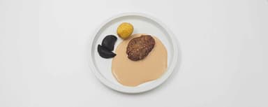 Dijonfärsbiff, gräddsås, potatis, rostade rödbetsklyftor, Kvarg med jordgubbskompott