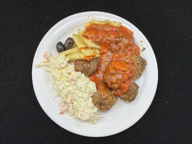 Nautahakkbollur með pastasalati, marinerasósu og hrásalati
