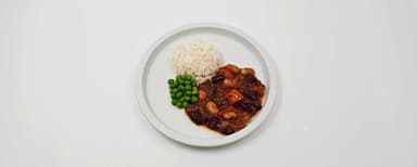 Mustig bönchili med kakao, tomat, spiskummin, jasminris, yoghurtklick, ärter. Fruktsallad