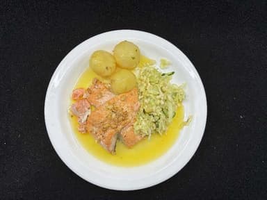 Steiktur silungur með möndlusmjöri, steinseljukartöflum og salati. Lauk- smjörbaunasúpa