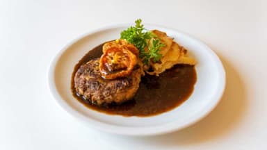 7. Nötfärsbiff med soltorkad tomat, basilikasky, potatisgratäng och bakad tomat