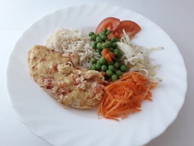 Quornfilé i het sås serveras med grynblandning samt måltidstillbehör