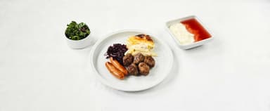 Jullunch med prinskorv, köttbullar, Janssons frestelse, rödkål. Ris à la Malta, saftsås