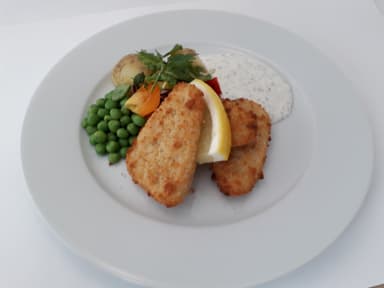 Sprödbakad kolja, kokt potatis, kall sås med örter & måltidstillbehör