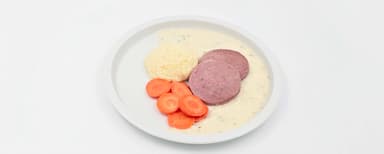 Köttkorv, senapssås, potatismos, kokt morot. Kvarg med jordgubbskompott