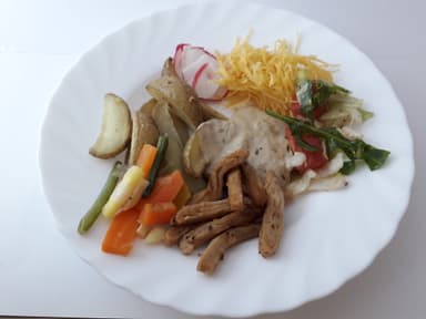 Grillad Oumph med dragonsås, klyftpotatis och måltidstillbehör