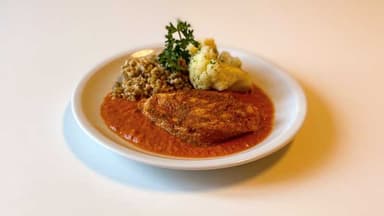4. Kycklingbröst Tikka Masala med havreris och persiljesvängd blomkål
