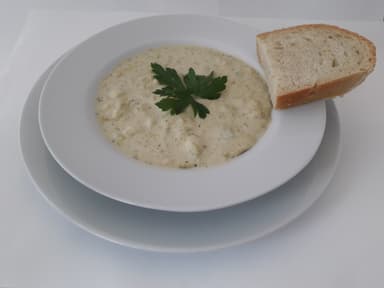Broccolisoppa och bröd serveras med måltidstillbehör