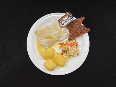 Soðinn fiskur með smjöri, kartöflum, rúgbrauði og salati Blómkálssúpa
