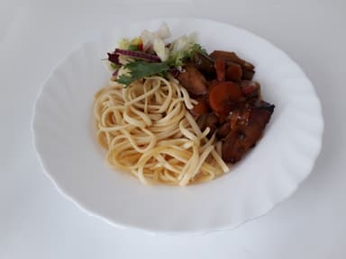 Teriyakigryta med nudlar och måltidstillbehör