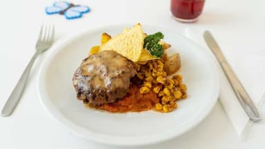 7. Ostgratinerad tacobiff med tomat- och ananassalsa, rostad majs, nachoschips och klyftpotatis 