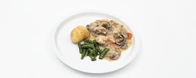 Bräserat fläskkött med champinjoner och vitlök, potatis, haricots verts. Bärkräm