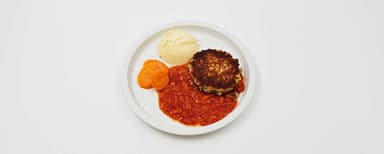 Zucchini- och fetaostbiff, slät tomatröra, potatismos, morot, Jordgubbsmousse 