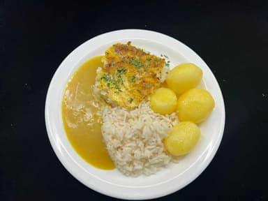 Pönnusteiktur fiskur í eggi með hrísgrjónum, kartöflum og karrýsósu. Skyr.