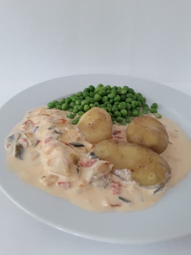 Sweetchilifisk med kokt potatis, grönsaker och måltidstillbehör