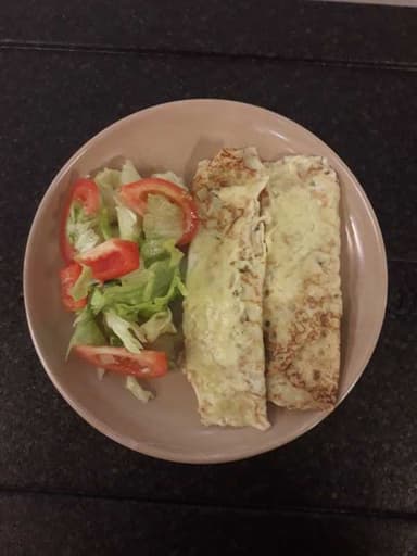 Crepes med champinjonstuvning och måltidstillbehör
