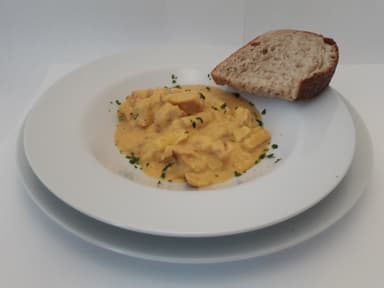 Kycklingsoppa med kokos serveras med måltidstillbehör