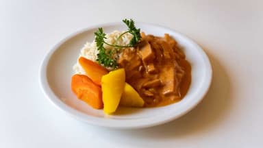 9. Korv Stroganoff med ris och ångade morötter 