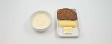 Risgrynsgröt, vörtbröd med ost. Jordgubbssmoothie