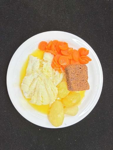 Soðin nætursöltuð ýsa með rúgbrauði, kartöflum, smjöri og gulrótum