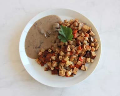 Pytt i panna på rökt tofu och pyttrotfrukter med svampsås
