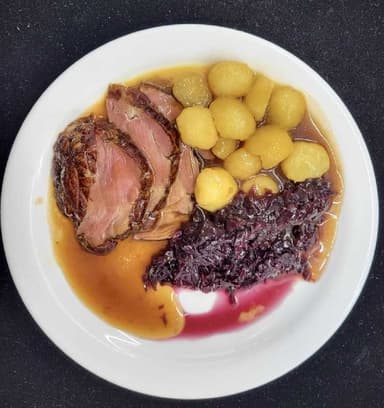 Londonlamb með búnuðum kartöflum, rauðvínssósu og rauðkáli