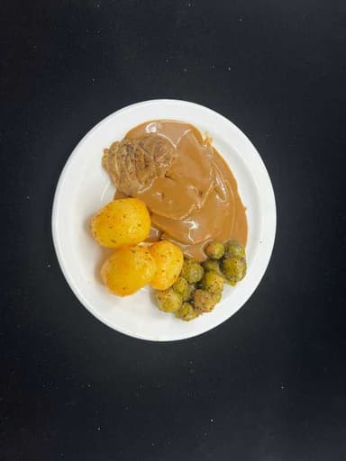 Lambakjöt með steiktum kartöflum, rósakáli og rauðvínssósu. Eplakaka.