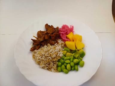 Poké Bowl med havreris, picklad rödlök, teriyakioumph och måltidstillbehör
