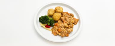 Fläskköttsgryta med apelsin, morötter och ingefära, potatis, vaxbönblandning. Fruktsallad, vispgrädde