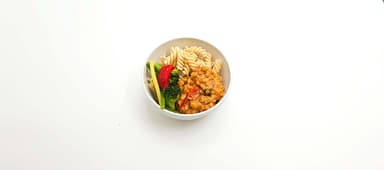 Pasta med grönsaksröra med röda linser, broccoli. Bärkräm