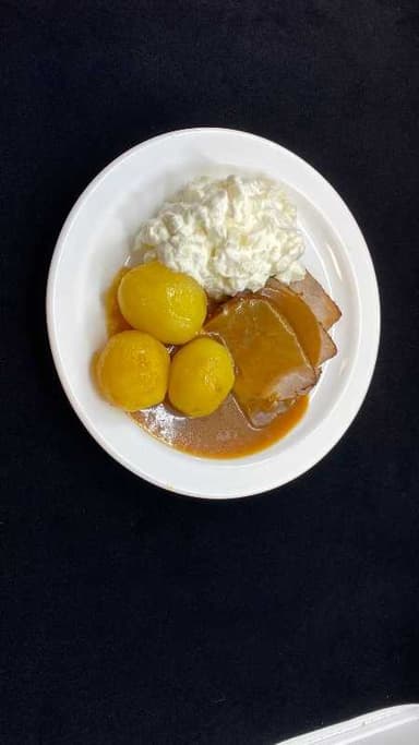 Kryddleginn grísahnakki með bökuðum kartöflum, eplasalati og rauðvínssósu. Apríkósugrautur.