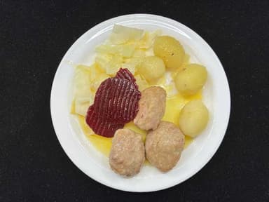 Soðnar kjötbollur með hvítkáli, kartöflum og smjöri
